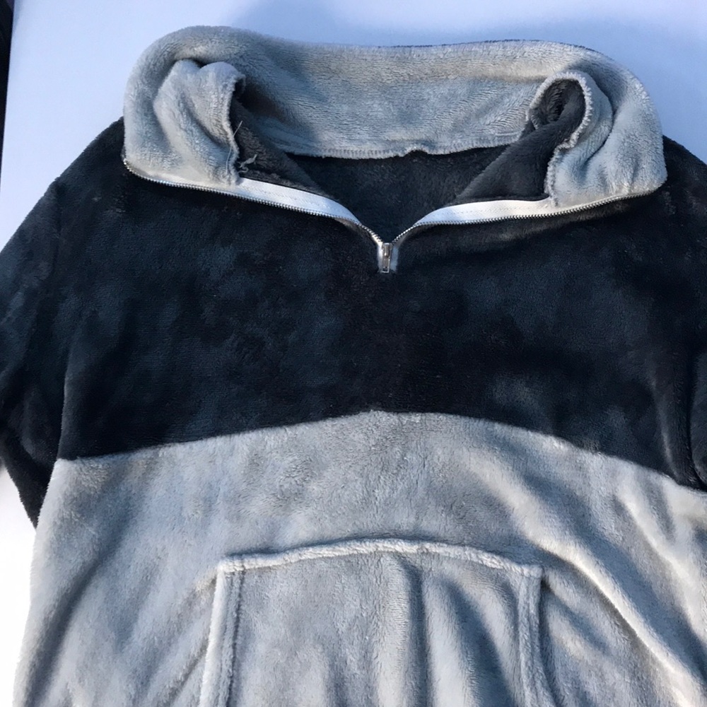 Fuzzy sweatshirt with pocket